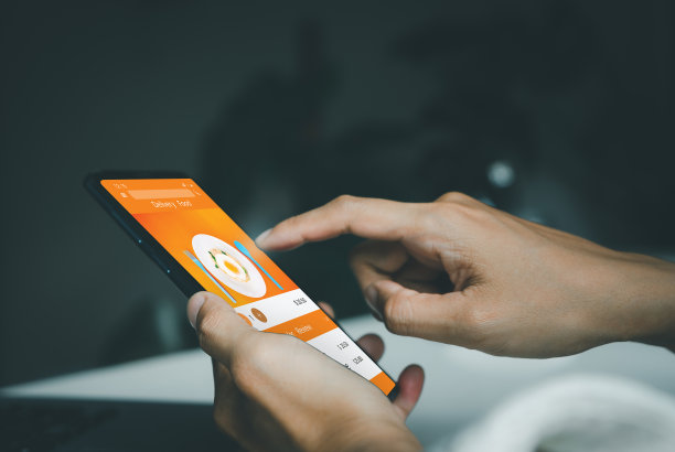 人们在家里用智能手机触屏应用程序送餐图片下载