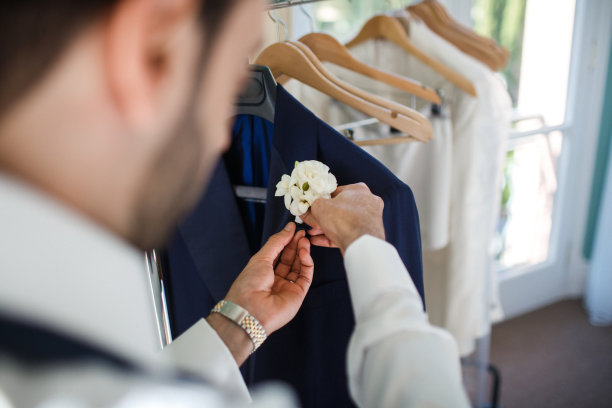 婚礼花束在新郎手中图片下载