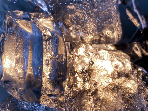 冰块的形状已经被调整为添加了颜色，它将帮助刷新，让你感觉很好。图片下载