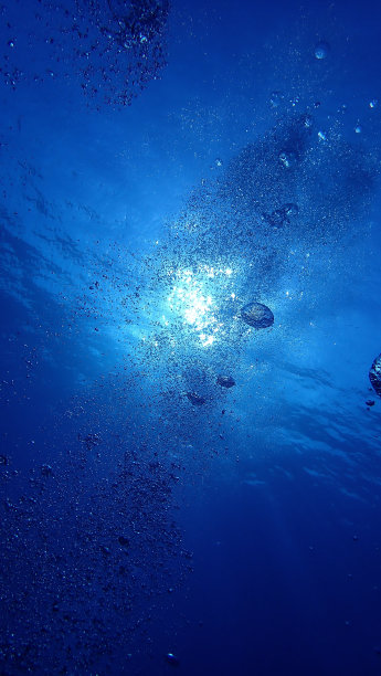 在梦中漂浮在水下图片下载