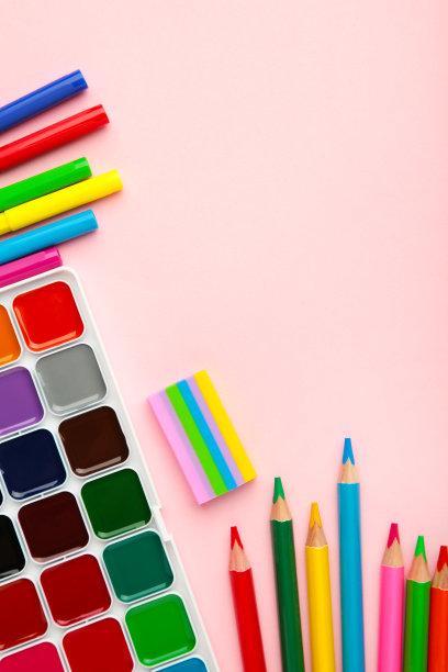 油漆，铅笔和剪刀。粉色背景上的学校用品。回到学校概念。图片下载