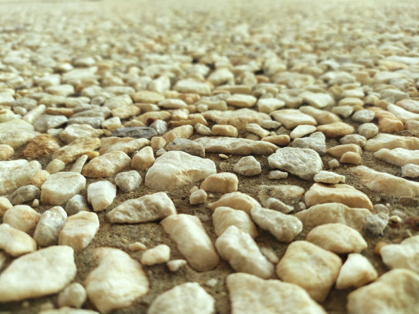 地上到处是石头图片下载