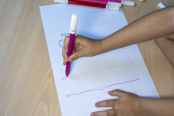 女孩正在做精细的书写运动技能练习图片下载