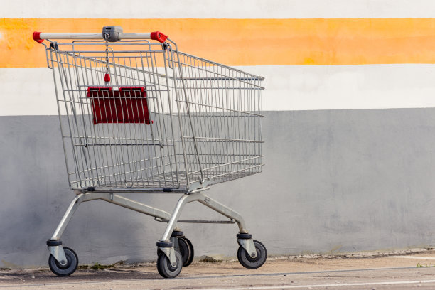 靠近一辆空的购物车图片下载