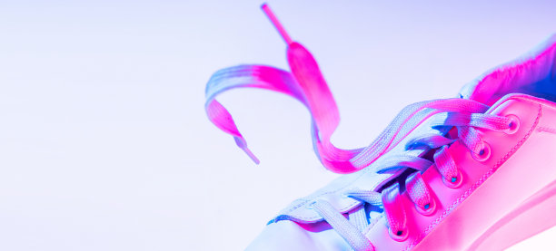 特写女性运动鞋，运动鞋孤立在霓虹灯背景。都市都市时尚、健身、运动、训练理念。图片下载