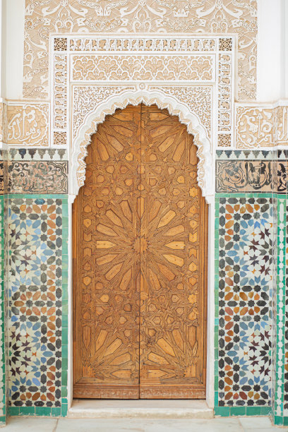 古老的阿拉伯风格的大门入口与木制关闭的门在马拉喀什的地标图片下载