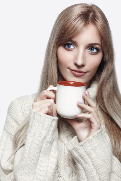 金发美女在喝茶图片下载