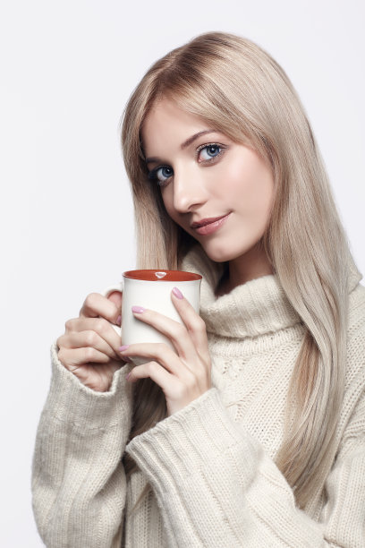 喝一杯茶的金发女人图片下载
