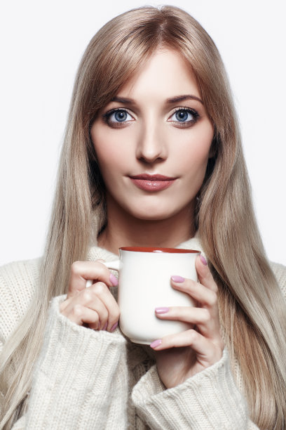 金发美女在喝茶图片下载