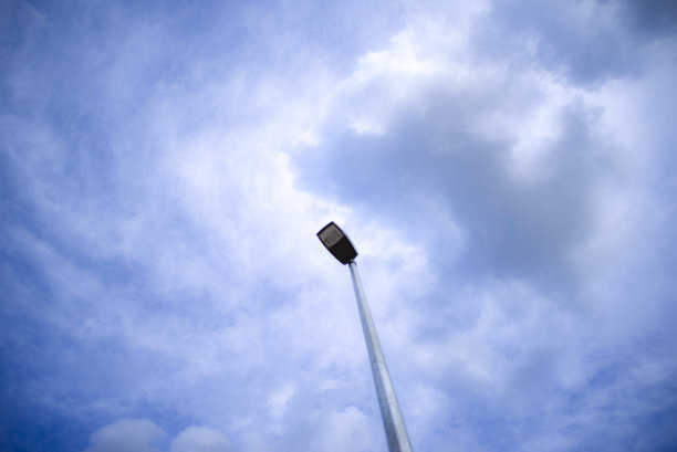 未完成的建筑背景下的夜空为旗帜，背景，明信片，邮寄美丽的玻璃建筑，公寓楼，起重机建设在乌克兰基辅图片下载