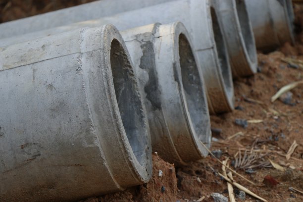 地面铺设混凝土排水管，准备安装在地下排水图片下载
