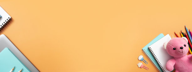 笔记本，泰迪熊和彩色背景的文具。副本的空间。儿童工作空间俯视图，平铺。在线学习的概念图片下载