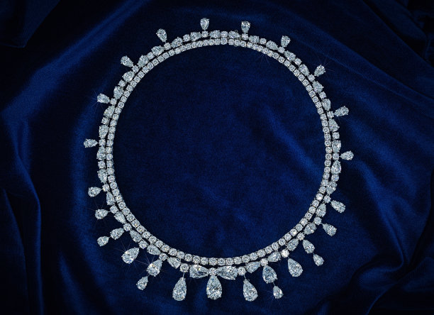 卡特的钻石颈链图片下载