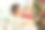 快乐的爸爸和宝贝女儿在圣诞树上图片下载
