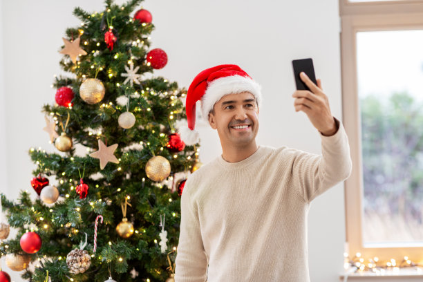 圣诞节用智能手机自拍的男人图片下载