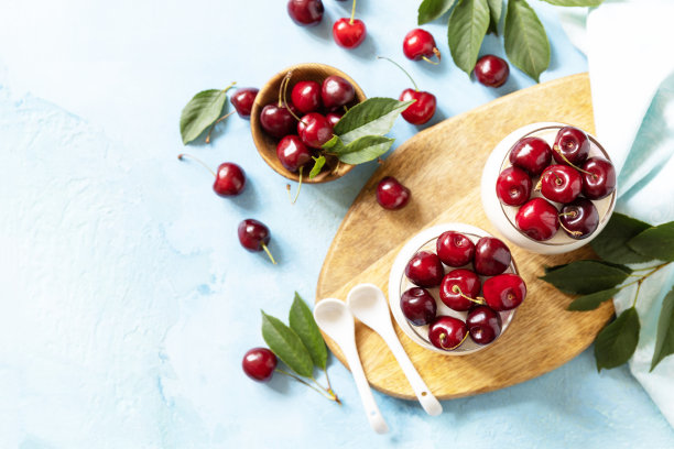 意式奶冻配甜樱桃果冻放在石桌上，意大利甜点，自制美食。从以上观点。副本的空间。图片下载