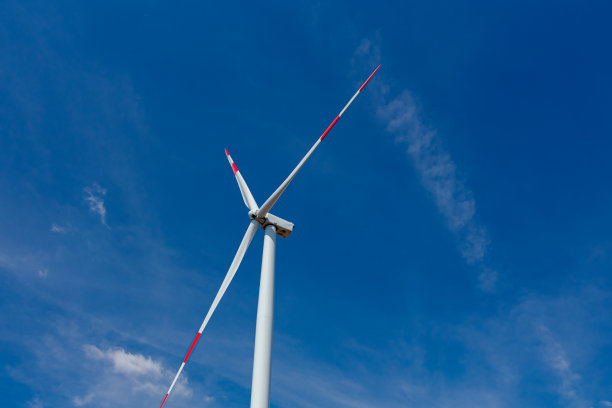 风车，大型风力涡轮机旋转产生清洁可再生能源的可持续发展图片下载