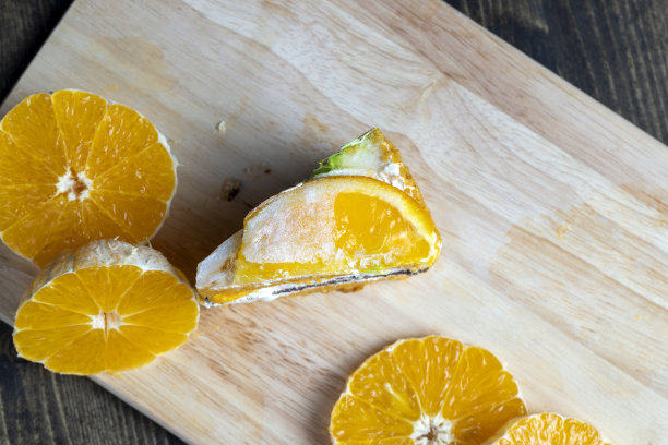 切片新鲜橙子和一片橙子甜点图片下载