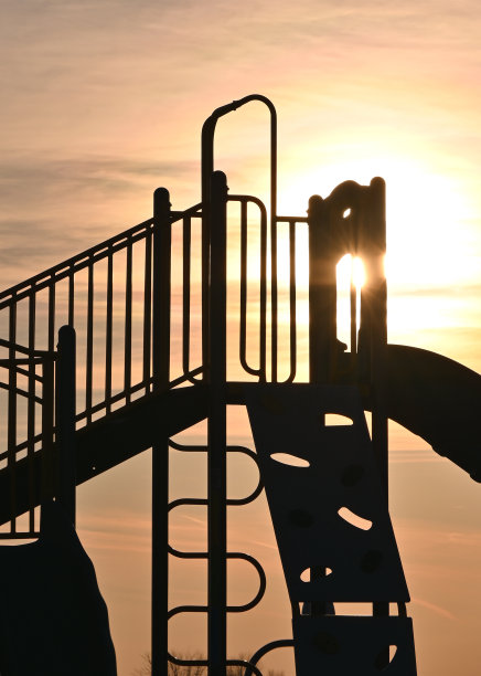 操场在日落时分图片下载