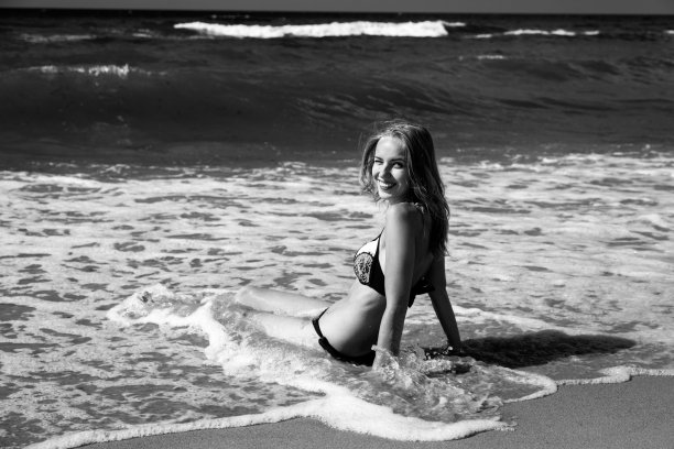 女孩在海上图片下载