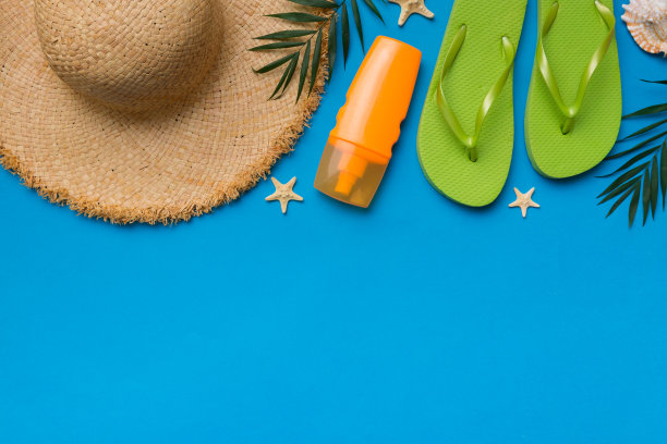 暑假概念平铺。草帽沙滩配件和毛巾俯视图。空间的文本。旅游的概念图片下载