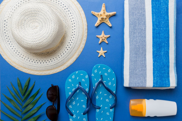暑假概念平铺。海滩配件和毛巾俯视图。空间的文本。旅游的概念图片下载