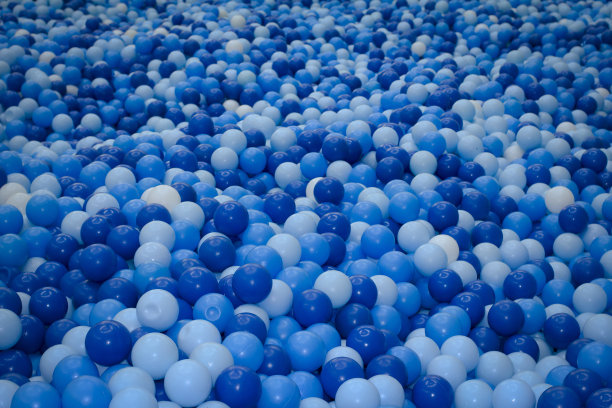 球池中有大量塑料球图片下载