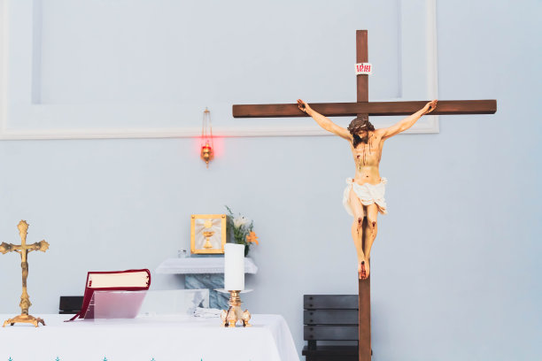 在教堂里。信徒祈祷的地方。基督教堂里面。图片下载