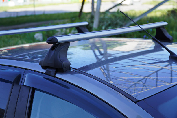 客车的后备箱。汽车运输。图片下载