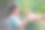 亚洲小女孩从她妈妈手中得到可爱的小兔子，她在花园里玩耍和照顾可爱的小兔子霍兰德洛普。复活节的象征。图片下载