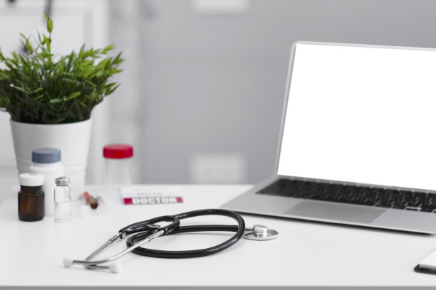 一台笔记本电脑放在白色的桌子上，屏幕是白色的图片下载