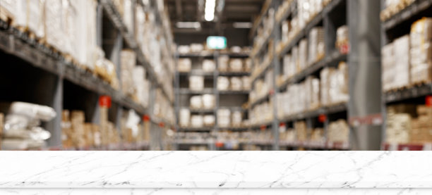 大理石搁台，黑色水泥墙。用作产品展示的蒙太奇图片下载