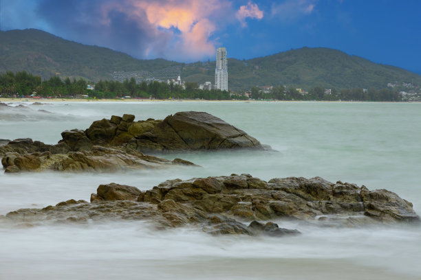 泰国普吉岛巴东海滩的彩色天空日落。可爱的蓝绿色的水，郁郁葱葱的山，五颜六色的天空和美丽的巴东景色图片下载