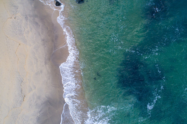 碧绿海水的海滩鸟瞰图图片下载