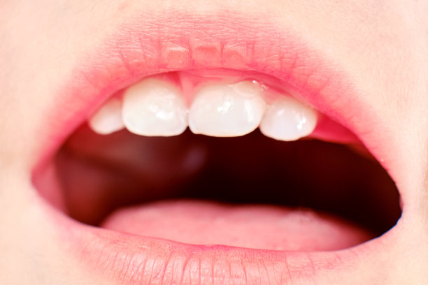 上牙齿和婴儿舌头年龄一岁特写，儿童嘴微距照片图片下载