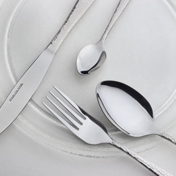 餐具放在盘子里图片下载