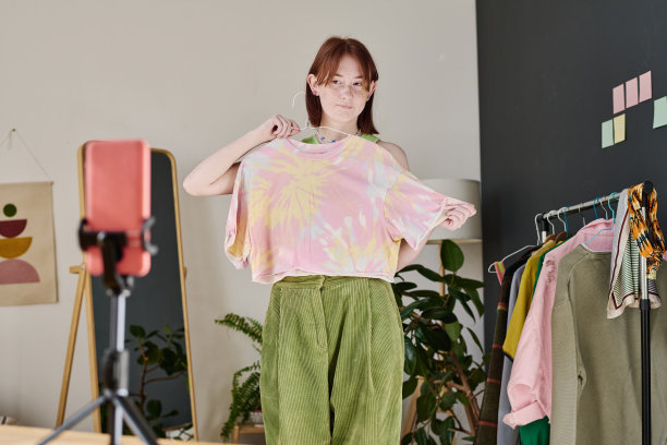 一个女孩在为她的博客试衣服图片下载