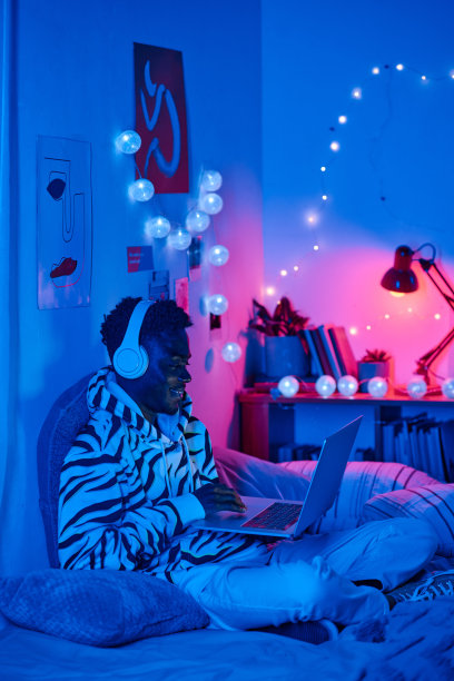 青少年花时间玩网络游戏图片下载