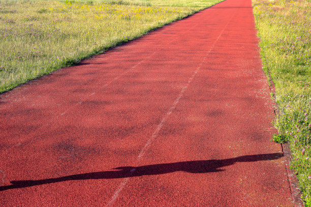 有阴影的田径跑道的三道图片下载
