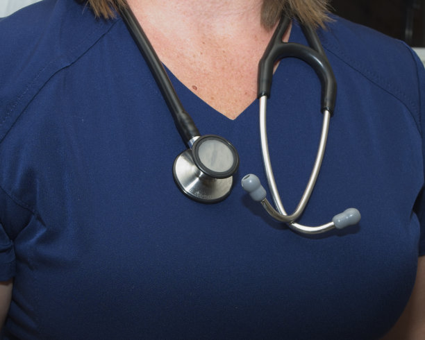 手持听诊器的女护士上半身照片图片下载