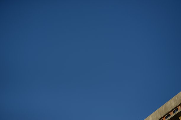 未完成的建筑背景下的夜空为旗帜，背景，明信片，邮寄美丽的玻璃建筑，公寓楼，起重机建设在乌克兰基辅图片下载