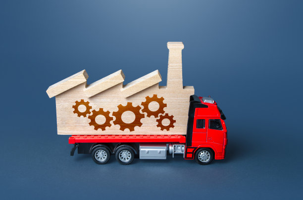 这辆卡车运送着一座工厂。搬迁:工厂或生产的搬迁技术和设备的进出口。简化物流。商品销售的新市场。图片下载