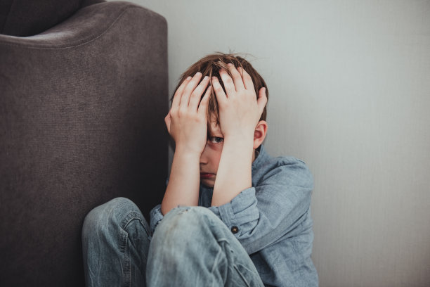 害怕的孩子男孩抑郁的情绪恐慌发作，独自生病的人害怕有压力的哭泣。停止家暴虐待，帮助人健康焦虑，思维不良失意疲惫图片下载