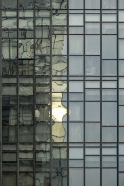 日出反射在玻璃幕墙上形成的抽象图案图片下载