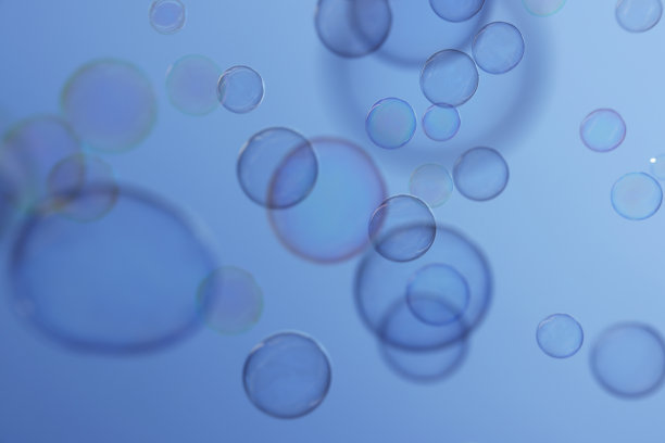 蓝色背景上的肥皂泡图片下载