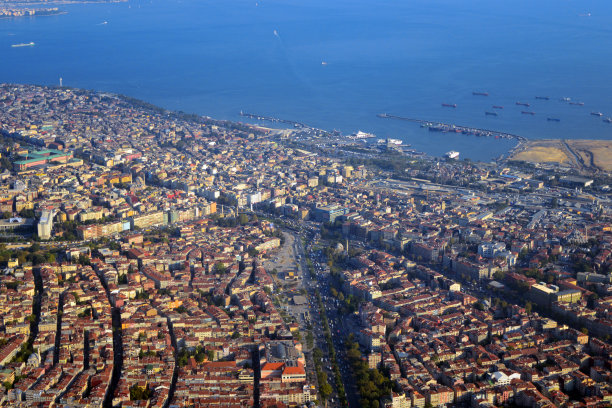 伊斯坦布尔-法提赫区和马尔马拉海从空中-阿德南门德斯大道-土耳其图片下载