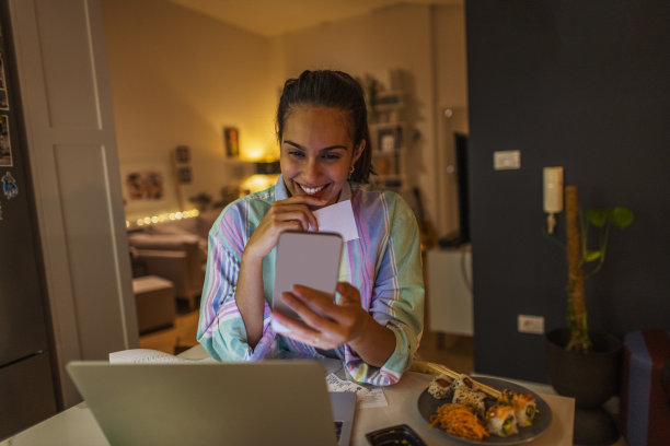开朗的年轻女子正在家里计算财务图片下载