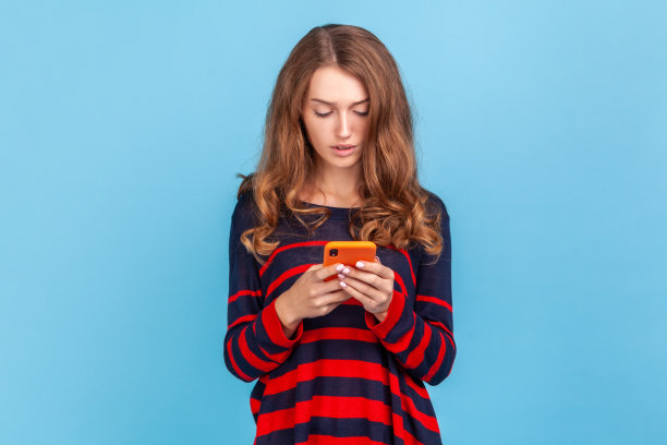 集中的女性使用智能手机，输入信息或查看社交网络，写帖子。图片下载