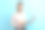 微笑的男人留着胡须站着，拿着笔记本电脑，对远程办公感到满意图片下载