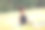 小女孩在公园里闭着眼睛在垫子上做冥想瑜伽体式。小女孩在户外练习瑜伽图片下载